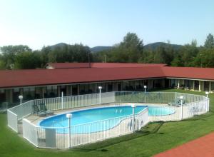 Motel Bonsoir tesisinde veya buraya yakın yüzme havuzu