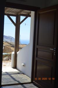 an open door with a view of the ocean at Marianthi Studios in Áno Meriá