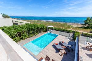 una piscina con vistas al océano en Tamarells A By homevillas360 en Son Serra de Marina