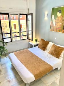 A bed or beds in a room at Apartamentos Puerta Del Sol - Plaza Mayor