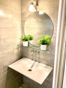 A bathroom at Apartamentos Puerta Del Sol - Plaza Mayor