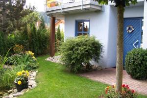 Casa con balcón y patio con flores en Ferienwohnung Zoll, en Unterkirnach