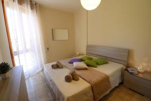 una camera da letto con un grande letto con scarpe di In Good Location And With Balcony - Casa Vacanze Nicole In Salento a Otranto