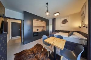 Rúm í herbergi á Aparthotel Svatý Vavřinec