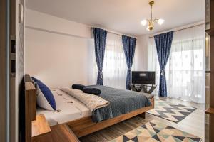 sypialnia z dużym łóżkiem i telewizorem w obiekcie Blue Boutique Magic View of the Sea Apartments w Mamai