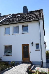 a white house with a brown door at Pension Wiesner in Hameln