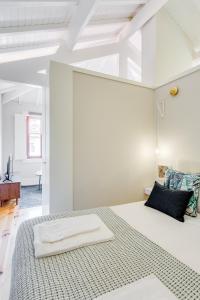 ein Schlafzimmer mit einem großen Bett in einem weißen Zimmer in der Unterkunft DA'HOME - Rola Art Work Studio in Porto