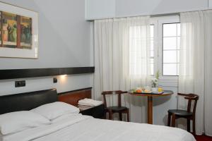 Posteľ alebo postele v izbe v ubytovaní Victory Inn Hotel
