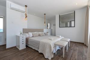 Postel nebo postele na pokoji v ubytování Tamarells A By homevillas360 + 18 fotografií