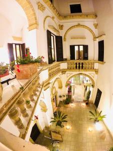 une vue de tête d'un bâtiment avec des plantes en pot dans l'établissement Al Pescatore Hotel & Restaurant, à Gallipoli