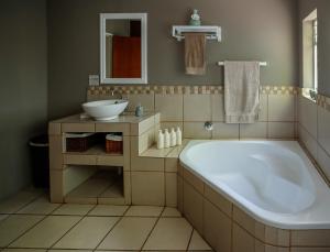 Een badkamer bij L'anda Guesthouse & self catering