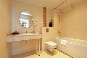 y baño con lavabo, aseo y bañera. en White Rock Castle Suite Hotel & SPA, en Balchik