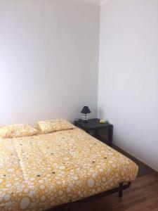 een slaapkamer met een bed en een tafel met een lamp bij 66 Peniche in Peniche