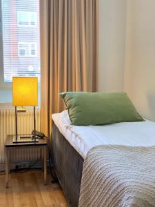 Postel nebo postele na pokoji v ubytování Strand City Hotel
