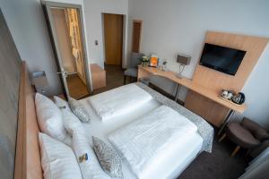 Łóżko lub łóżka w pokoju w obiekcie Hotel Stadt Lüdenscheid