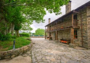 a stone walkway in front of a stone house at Casa Bouza in Becerreá