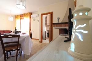 un soggiorno con tavolo e una sala da pranzo di Casa vacanze Nicole in Salento 5 posti a Otranto