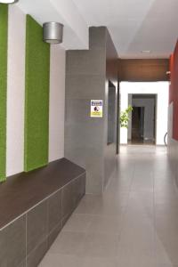 a hallway with a green wall in a building at Apartamento Barrio Picasso in Málaga