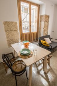 - une salle à manger avec une table et des chaises dans l'établissement El 32, à Lorca