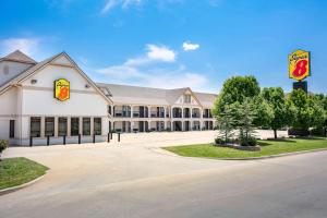 un grande edificio con un ristorante fast food di Super 8 by Wyndham City of Moore a Moore