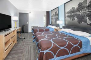 Letto o letti in una camera di Super 8 by Wyndham City of Moore