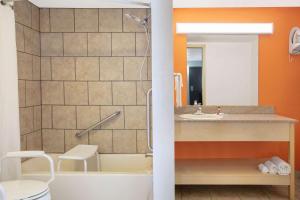 un bagno con vasca e lavandino di Super 8 by Wyndham City of Moore a Moore