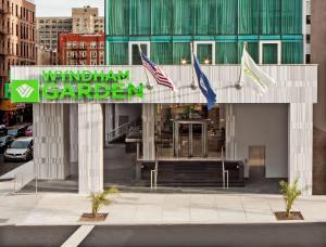 un edificio con un letrero que lee vaughan Sparrow en Wyndham Garden Chinatown, en Nueva York