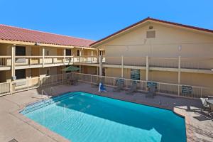 Het zwembad bij of vlak bij La Quinta Inn by Wyndham El Paso East Lomaland