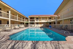 Het zwembad bij of vlak bij La Quinta Inn by Wyndham El Paso East Lomaland