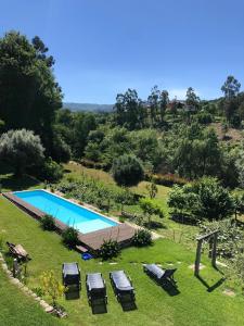 Výhled na bazén z ubytování Quinta Da Ribeira nebo okolí