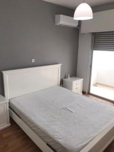 een slaapkamer met een groot wit bed in een kamer bij Iflat in Limassol