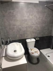 een badkamer met een toilet en een wastafel bij Iflat in Limassol