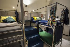 カターニアにあるオステロ デリ エレファンティの二段ベッド2組と階段が備わる客室です。