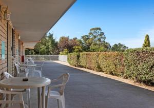 Econo Lodge Alabaster في كورا: صف من الطاولات والكراسي على الفناء +14 صورة