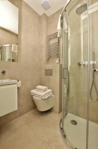 Ένα μπάνιο στο The Portobello Serviced Apartments by StayPrime