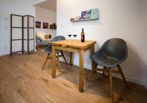 a table with two chairs and a bottle of wine at Ferienwohnung _Altes Zollamt_ in Neustadt in Holstein