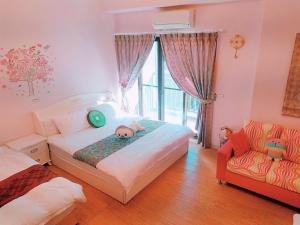 Un pat sau paturi într-o cameră la Birds Flower B&B