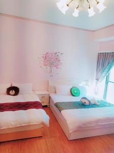 Un pat sau paturi într-o cameră la Birds Flower B&B