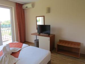 TV a/nebo společenská místnost v ubytování Family Hotel Dayana Beach