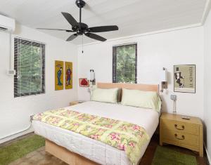 1 dormitorio con 1 cama y ventilador de techo en Folly Vacation 204 Getaway perfect place to relax & unwind, en Folly Beach
