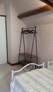 a room with a bed and a shelf in a wall at LE CHALET SUISSE - Chambre aux fleurs in Le Vicel