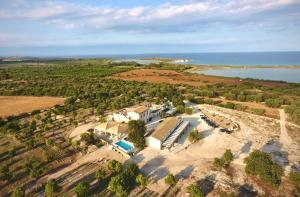 een luchtzicht op een huis op een strand bij Pantanelli Di Vendicari in Casa Maccari