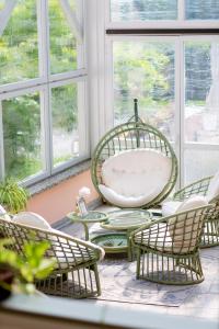 a room with chairs and a tub in a window at Pension Sigle in Dingolfing