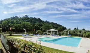 a swimming pool with chairs and a mountain in the background at Hotel Agli Ulivi in Valeggio sul Mincio