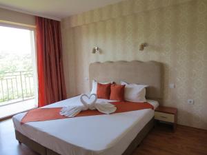 - une chambre dotée d'un lit avec un oriel dans l'établissement Family Hotel Dayana Beach, à Sinemorets