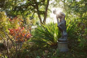Una estatua de una mujer con el sol brillando en Chycara, en Truro