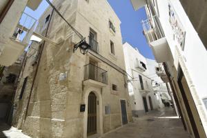an alley in the old city of jerusalem at Casa RoSiLù in Monopoli