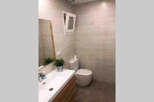 A bathroom at 2 BEDROOM APARTMENT SANTS Még 20 kép