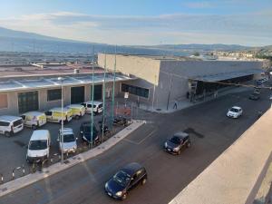 un estacionamiento con autos estacionados frente a un edificio en Barlaam 3, en Reggio Calabria