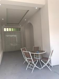 une table et deux chaises dans une pièce dans l'établissement Apartmani Nera De Lux, à Bela Crkva